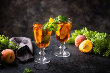 Şeftali ve nane ile soğuk buzlu çay, yaz içeceği.