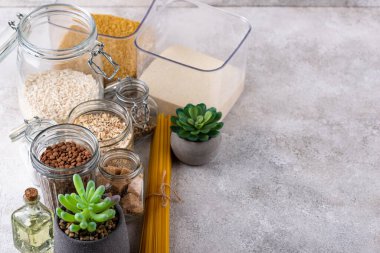Kavanozlarda iniltiler olan sıfır atık plastik depolama kavramı