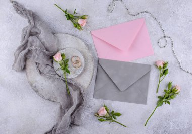 Düğün davetiyesi zarflı. Tarih kavramını kaydet