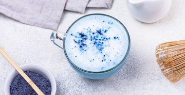 Sütlü mavi kibritli latte. Kelebek bezelyesinden moda içecek