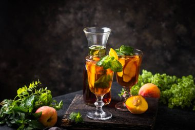 Şeftali ve nane ile soğuk buzlu çay, yaz içeceği.