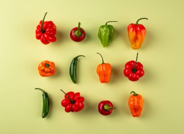 Yeşil arkaplanda farklı renkte çan peperleri