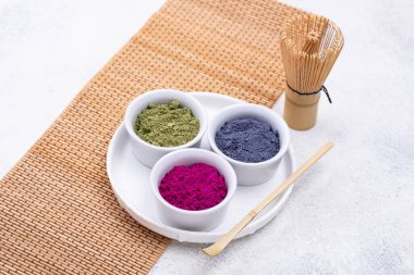 Moda içki pişirmek için yeşil, mavi ve pembe kibrit tozu