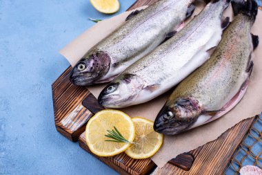 Çiğ, limon ve baharatlı alabalık.