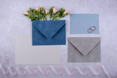 Düğün davetiyesi zarflı. Tarih kavramını kaydet