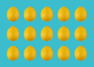 Sıralar halinde dizilmiş parlak sarı limonlar bir deniz mavisi arka planında.