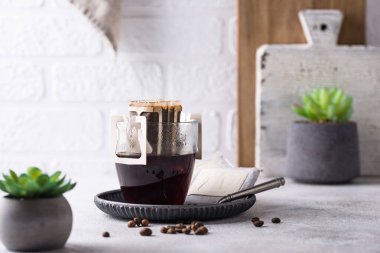 Cam bardakta taze demlenmiş damlatılmış kahve. Alternatif kahve kavramı