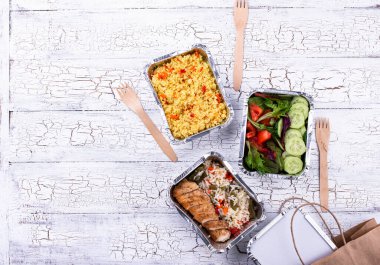 Yemek teslimatı konsepti. Konteynırda veya beslenme çantasında sağlıklı beslenme