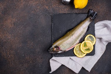 Çiğ, limon ve baharatlı alabalık.