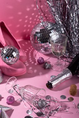 Parlak disko topları, parlak topuklar ve parlak pembe arka planda konfeti..