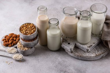 Alternatif süt, soya, yulaf, badem, pirinç ve karabuğday. Bitki bazlı vejetaryen olmayan süt ürünü.