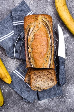 Muzlu ekmek ya da tarçınlı ekmek.