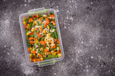 Konteynırlarda çeşitli donmuş sebzeler var.