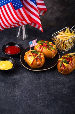 4 Temmuz Bağımsızlık Günü, ABD Anma Günü ya da İşçi Bayramı için geleneksel Amerikan yemekleri. Hamburger, patates kızartması ve sosisli sandviç.