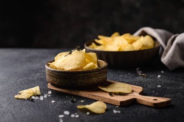 Tuzlu ve baharatlı ev yapımı patates cipsi.