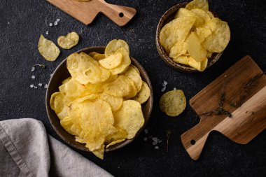 Tuzlu ve baharatlı ev yapımı patates cipsi.