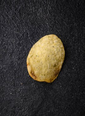 Tuzlu ve baharatlı ev yapımı patates cipsi.