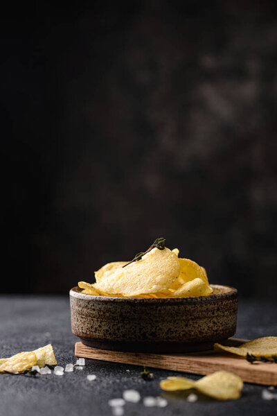 Хрустящие домашние чипсы с солью и специями