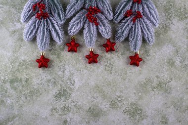 Noel arkaplanı, köknar ağacı dalları ve kırmızı süslemeler.