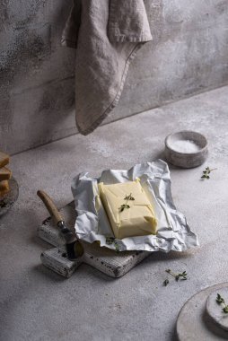 Gri arka planda taze tereyağı. Süt ürünü.