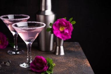 Gül şurubu ve çiçekli pembe martini kokteyli. Yaz içeceği