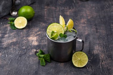 Limonlu ve naneli Moskova katırı kokteyli.