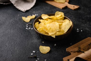 Tuzlu ve baharatlı ev yapımı patates cipsi.