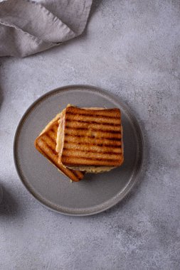 Kızarmış ekmek ya da jambonlu sandviç ve erimiş peynir.