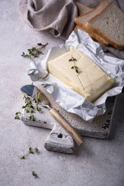 Gri arka planda taze tereyağı. Süt ürünü.