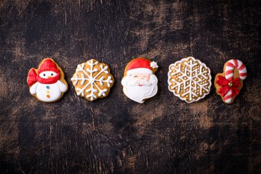 Noel ev yapımı zencefilli kurabiyeler, kremalı, şenlikli arka plan