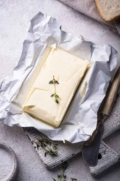 Gri arka planda taze tereyağı. Süt ürünü.