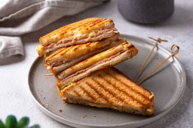 Kızarmış ekmek ya da jambonlu sandviç ve erimiş peynir.