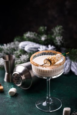 Kızarmış marşmelovlu Noel kokteyli, smores martini.