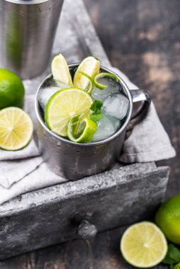 Limonlu ve naneli Moskova katırı kokteyli.