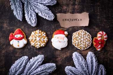 Noel ev yapımı zencefilli kurabiyeler, kremalı, şenlikli arka plan