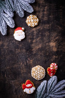 Noel ev yapımı zencefilli kurabiyeler, kremalı, şenlikli arka plan