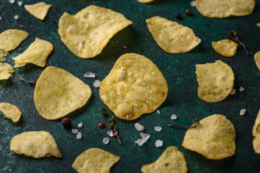 Tuzlu ve baharatlı ev yapımı patates cipsi.