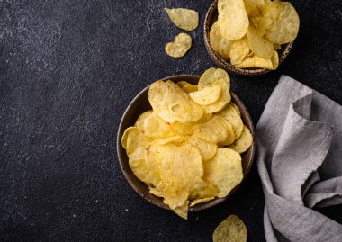 Tuzlu ve baharatlı ev yapımı patates cipsi.