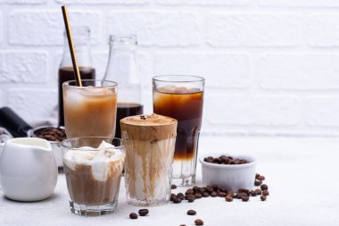 Farklı moda kahve içecekleri. Soğuk kahve, espresso tonik, dondurmalı latte ve dalgona kahve.
