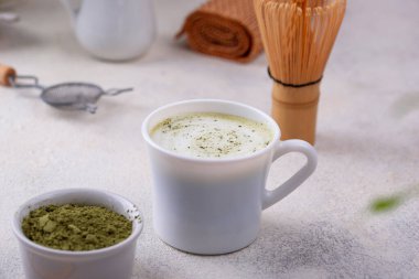 Yeşil sağlıklı latte içecek ve bambu aletler hazırlamak için.