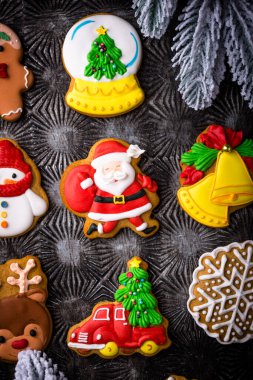 Noel ev yapımı zencefilli kurabiyeler, kremalı, şenlikli arka plan