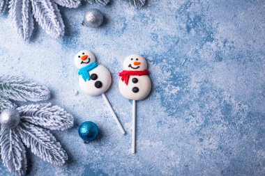 Kardan adam şeklinde noel şekeri. Şenlikli yemek.