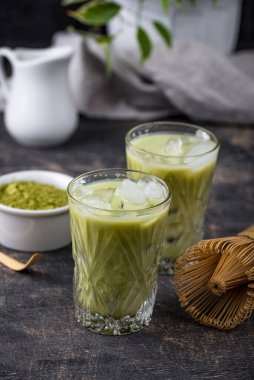 Buzlu, sütlü, kibrit yeşil çay.
