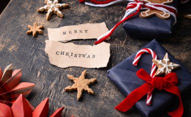 Noel arkaplanı hediye kutuları ve köknar ağacı dallarıyla