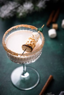 Kızarmış marşmelovlu Noel kokteyli, smores martini.
