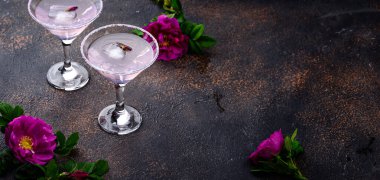 Gül şurubu ve çiçekli pembe martini kokteyli. Yaz içeceği