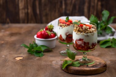 Çilekli, yoğurtlu ve tahıllı tatlı.