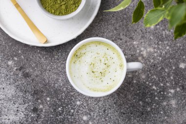 Yeşil sağlıklı latte içecek ve bambu aletler hazırlamak için.