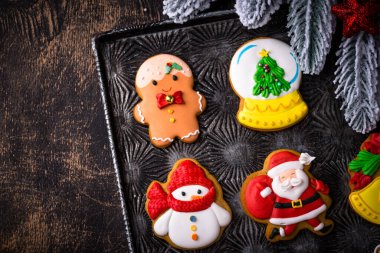 Noel ev yapımı zencefilli kurabiyeler, kremalı, şenlikli arka plan