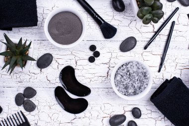 Siyah kömür detoks kozmetik seti. Cilt bakımı kavramı